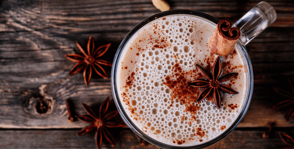 Recette de latté gourmand au chocolat & abricot : la boisson réconfortante du moment